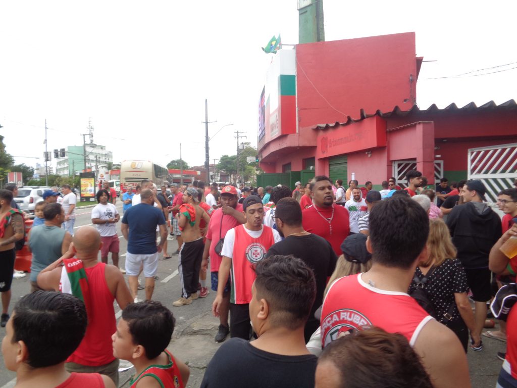 Torcida protesta contra ação da PM na confusão em jogo da Lusa